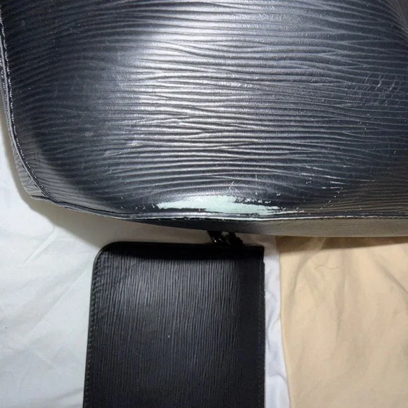 Louis Vuitton Elegant Black Tote Bag - Picture 4 of 8